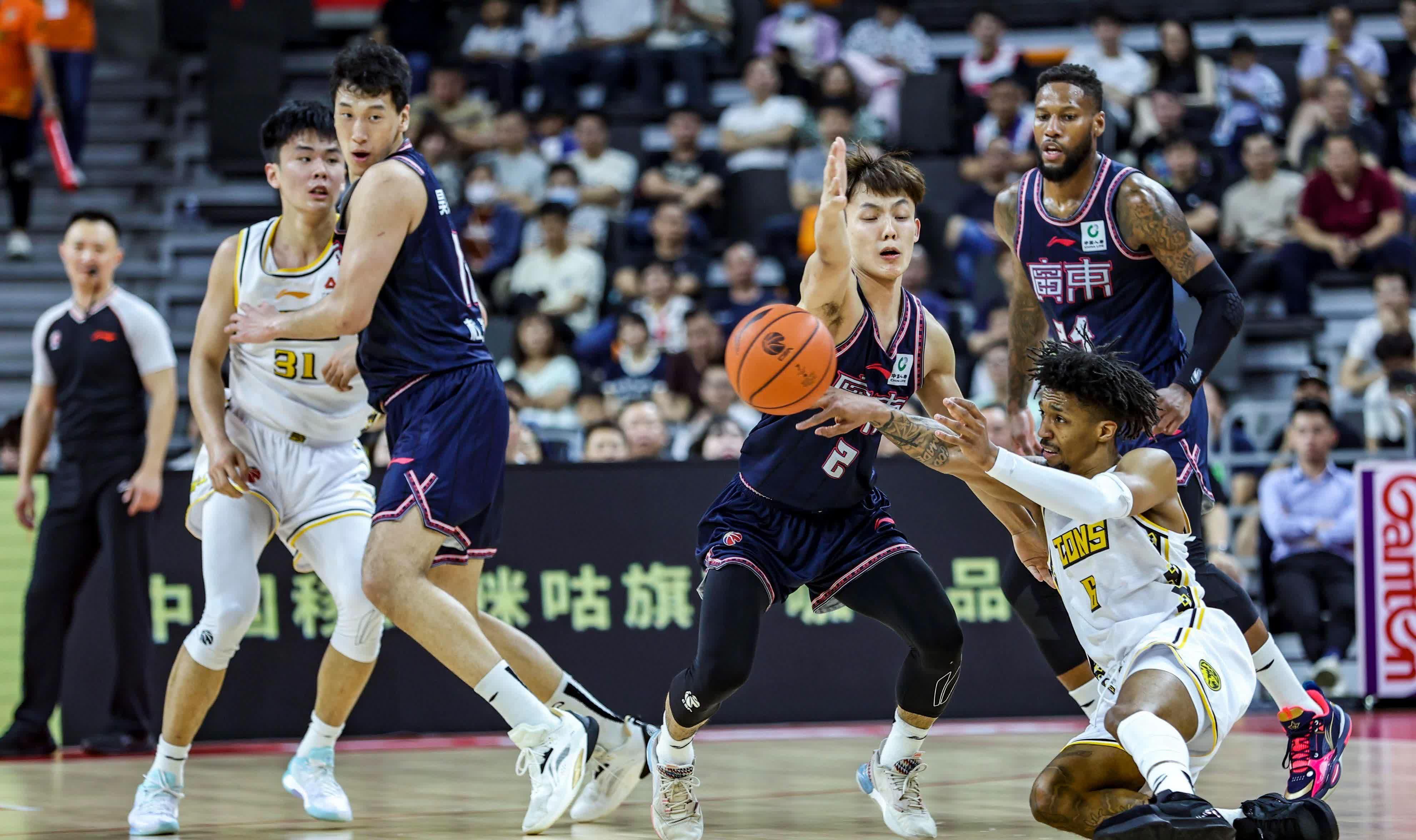 深圳男篮一路领先,不给对手任何机会 深圳男篮一路领先,不给对手任何机会