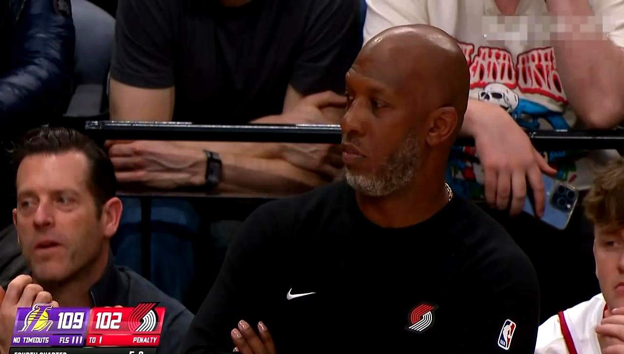 开拓者主帅接受采访讨论球队战术 开拓者主帅接受采访讨论球队战术