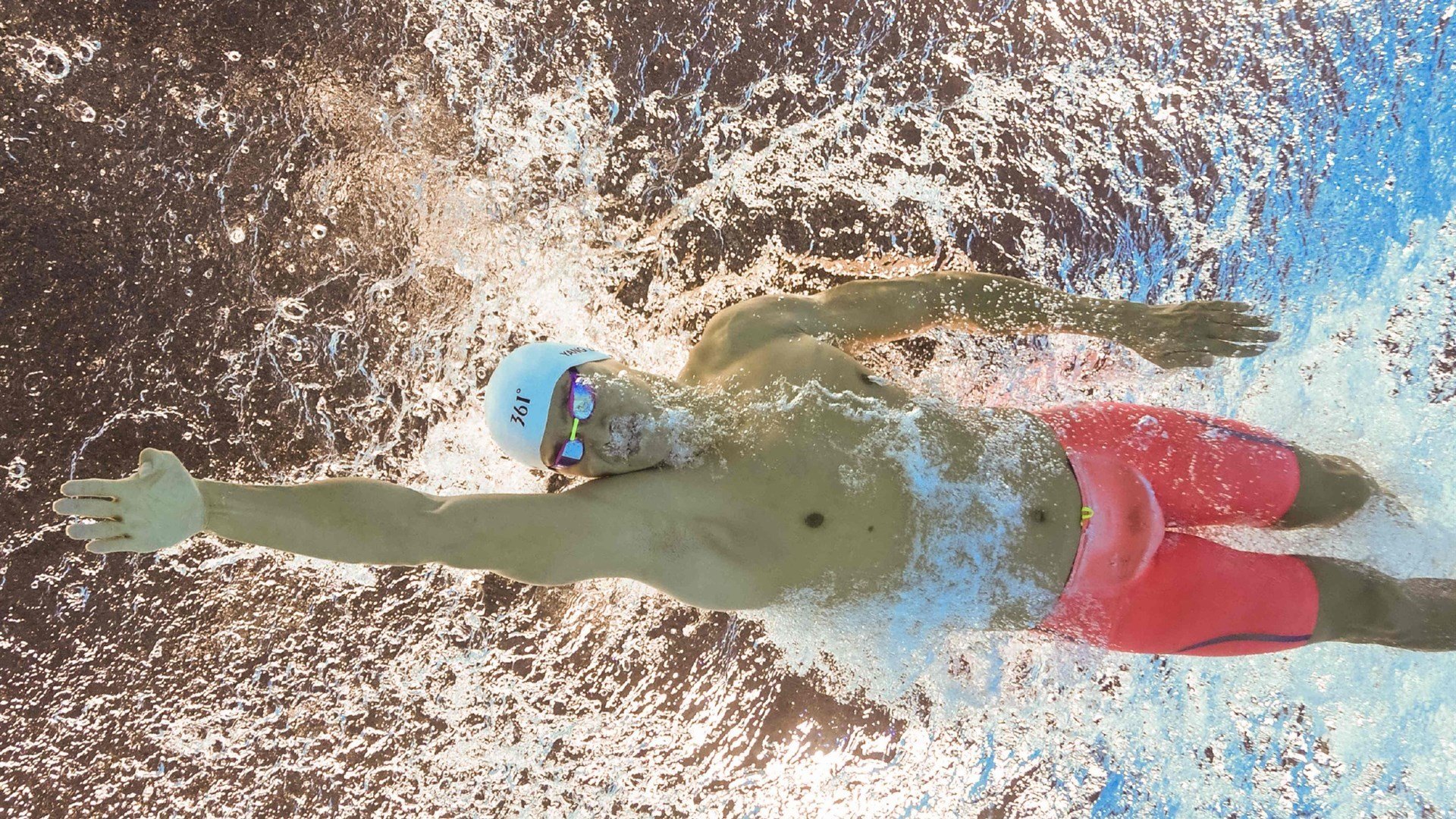 双线狂飙，巴林赛道与密尔沃基之夜，两种征服同一种极致